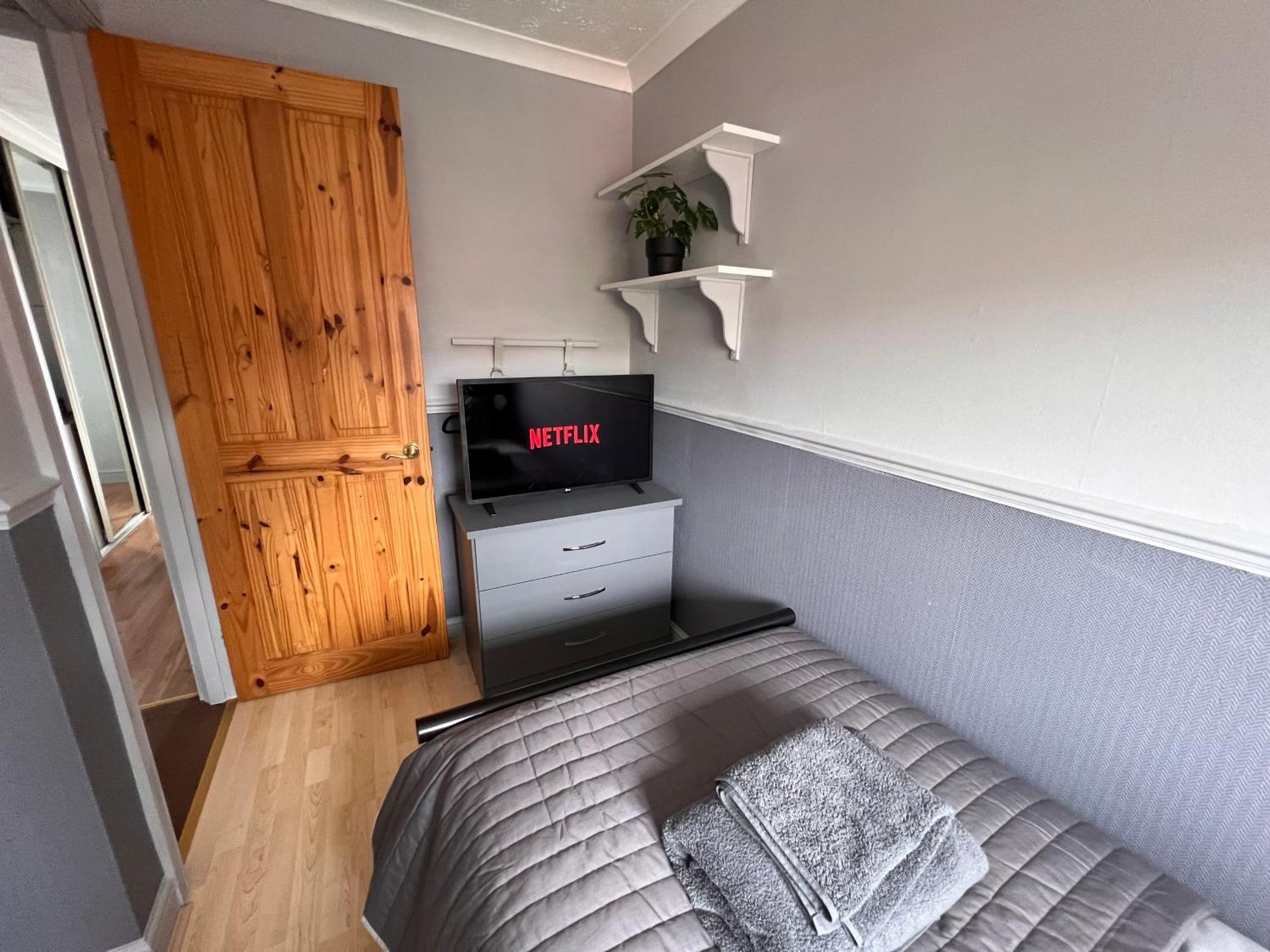 Contractors Or Family House - M1 Nottingham - Ikea Retail Park - Catkin Drive - 2 Bed Home With Driveway, Private Garden, Sleeps 4 - Tv'S In All Rooms Giltbrook Ngoại thất bức ảnh